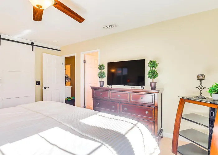 Hot Tub, Bar & Outdoor Kitchen: Chic Indio Retreat