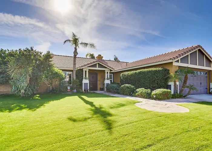 Hot Tub, Bar & Outdoor Kitchen: Chic Indio Retreat
