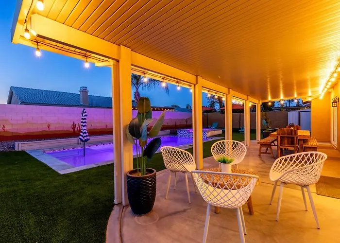 Spacious Yard, Sparkling Pool & Spa, Firepit, 9Beds!