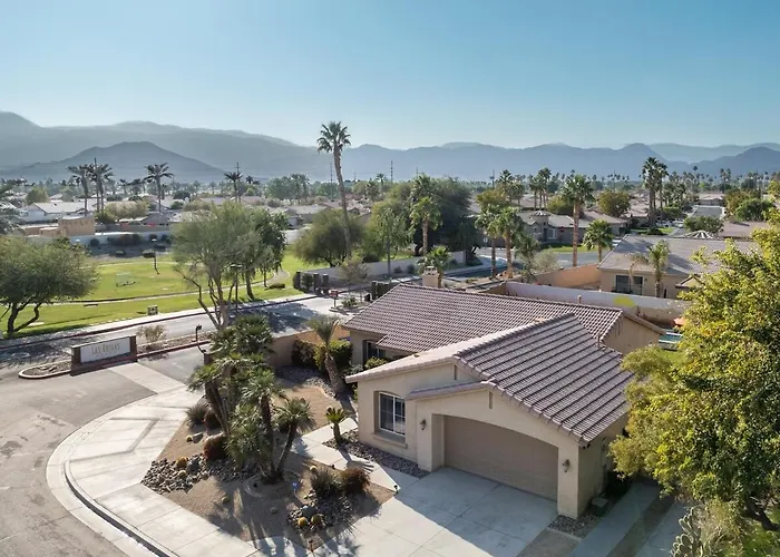 Spacious Yard, Sparkling Pool & Spa, Firepit, 9Beds!